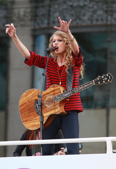 Taylor Swift biểu diễn trên nóc xe bus - 17