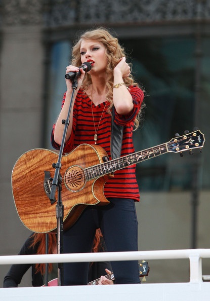 Taylor Swift biểu diễn trên nóc xe bus - 18