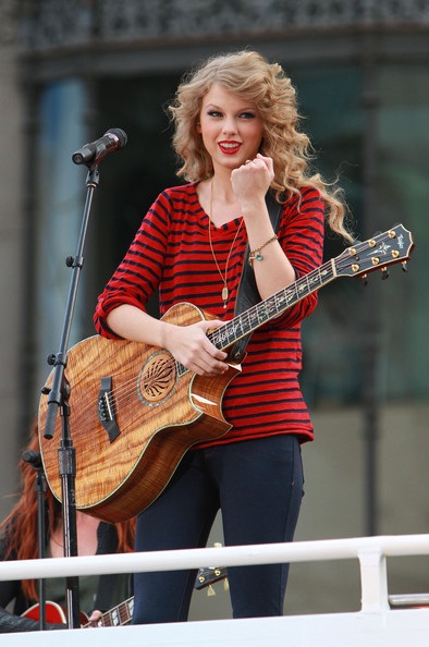 Taylor Swift biểu diễn trên nóc xe bus - 19