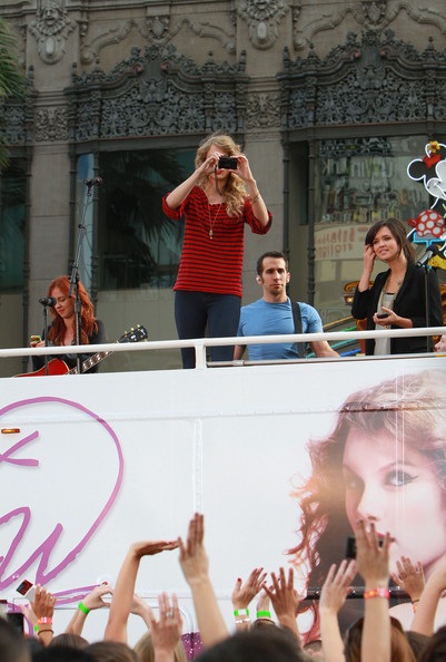 Taylor Swift biểu diễn trên nóc xe bus - 20