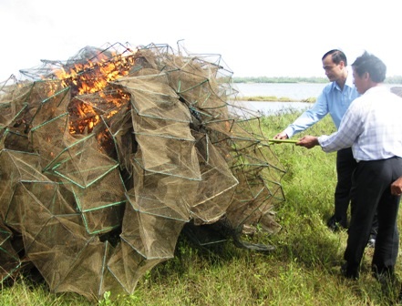 15 đối tượng “tập kích” cán bộ kiểm ngư, bảo vệ “ngư tặc” - 2 15 đối tượng “tập kích” cán bộ kiểm ngư, bảo vệ “ngư tặc” - 2