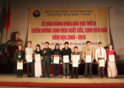 ĐH Vinh: Tuyên dương 379 sinh viên giỏi, xuất sắc - 1