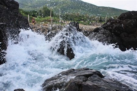 Chùm ảnh: Ngắm sóng biển tung bọt trắng xóa ở Bãi Tiên - 8
