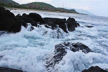 Chùm ảnh: Ngắm sóng biển tung bọt trắng xóa ở Bãi Tiên - 10