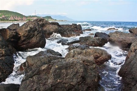 Chùm ảnh: Ngắm sóng biển tung bọt trắng xóa ở Bãi Tiên - 11
