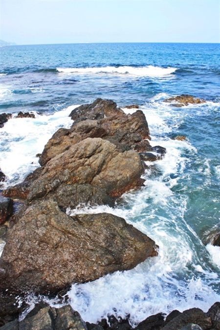 Chùm ảnh: Ngắm sóng biển tung bọt trắng xóa ở Bãi Tiên - 2
