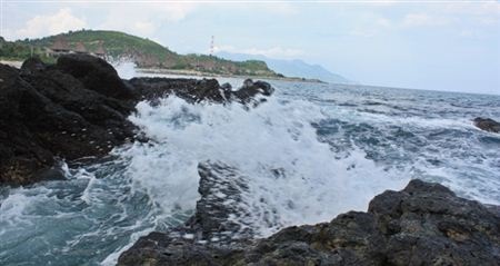 Chùm ảnh: Ngắm sóng biển tung bọt trắng xóa ở Bãi Tiên - 7