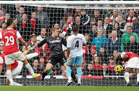 Alex Song lập công, Arsenal thắng khó nhọc West Ham - 3 Alex Song lập công, Arsenal thắng khó nhọc West Ham - 3