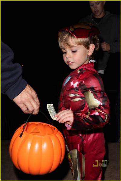 Ngắm hai quý tử đáng yêu nhà Britney chơi Halloween - 1