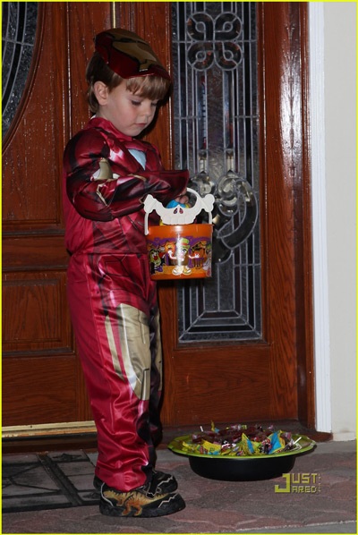 Ngắm hai quý tử đáng yêu nhà Britney chơi Halloween - 2