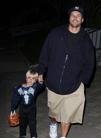 Ngắm hai quý tử đáng yêu nhà Britney chơi Halloween - 10