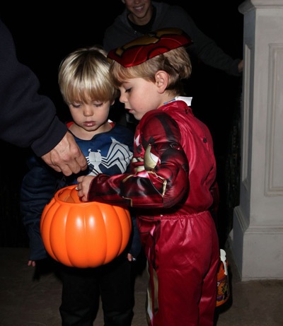 Ngắm hai quý tử đáng yêu nhà Britney chơi Halloween - 4
