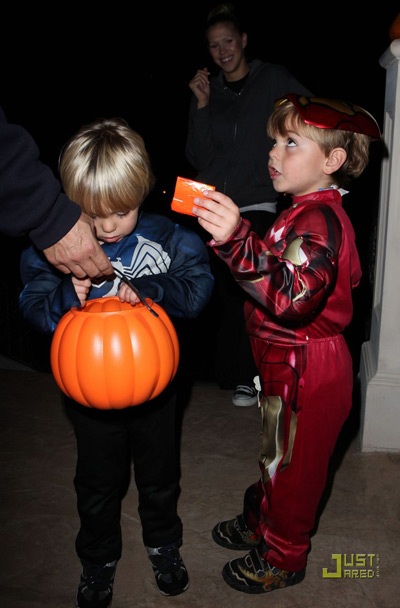 Ngắm hai quý tử đáng yêu nhà Britney chơi Halloween - 6