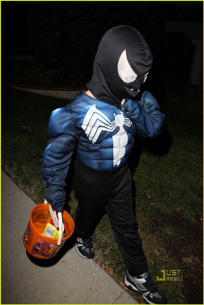 Ngắm hai quý tử đáng yêu nhà Britney chơi Halloween - 8