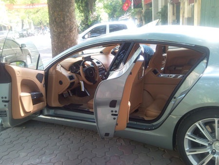 Ngắm “nữ hoàng” Aston Martin Rapide tại Hà Nội - 5 Ngắm “nữ hoàng” Aston Martin Rapide tại Hà Nội - 5