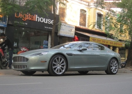 Ngắm “nữ hoàng” Aston Martin Rapide tại Hà Nội - 1 Ngắm “nữ hoàng” Aston Martin Rapide tại Hà Nội - 1