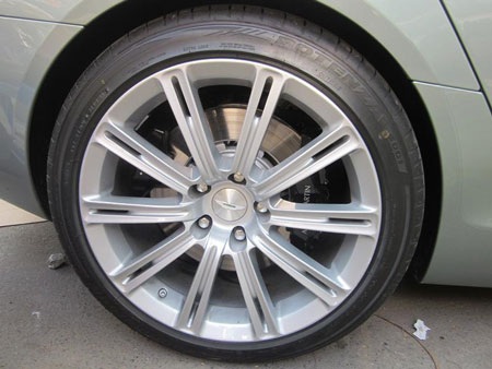 Ngắm “nữ hoàng” Aston Martin Rapide tại Hà Nội - 11 Ngắm “nữ hoàng” Aston Martin Rapide tại Hà Nội - 11