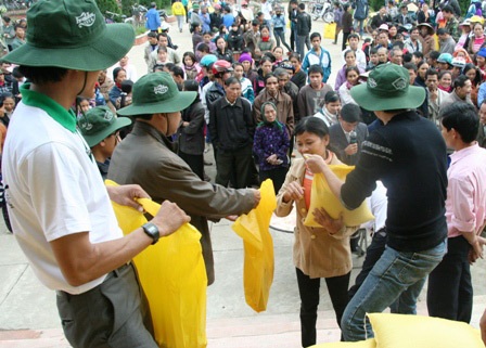 Ấm lòng dân Hà Tĩnh với 1.000 suất quà nặng tình người - 2