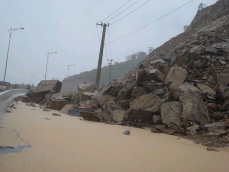 Kinh hoàng sạt lở tuyến đường đi sân bay Cam Ranh - 3
