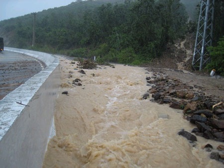 Kinh hoàng sạt lở tuyến đường đi sân bay Cam Ranh - 2