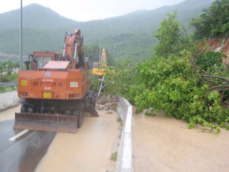 Kinh hoàng sạt lở tuyến đường đi sân bay Cam Ranh - 11