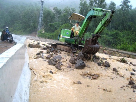 Kinh hoàng sạt lở tuyến đường đi sân bay Cam Ranh - 10