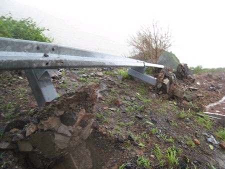 Kinh hoàng sạt lở tuyến đường đi sân bay Cam Ranh - 7