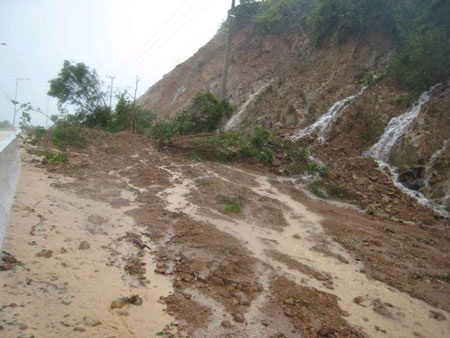 Kinh hoàng sạt lở tuyến đường đi sân bay Cam Ranh - 6