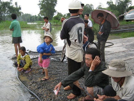 Nước dâng ngập nhiều nơi, hơn 3.000 hộ dân phải di dời - 2 Nước dâng ngập nhiều nơi, hơn 3.000 hộ dân phải di dời - 2