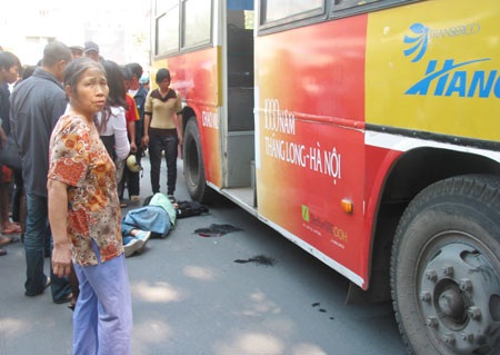 Cố nhảy lên xe buýt, nữ sinh viên bị cán nát đùi - 1