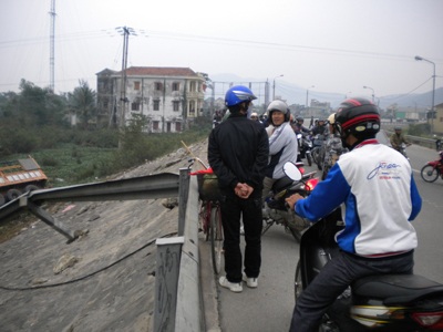 Xe chở cột sắt lao xuống... ao bèo - 2 Xe chở cột sắt lao xuống... ao bèo - 2