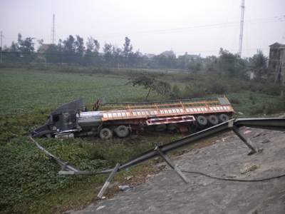 Xe chở cột sắt lao xuống... ao bèo - 1 Xe chở cột sắt lao xuống... ao bèo - 1