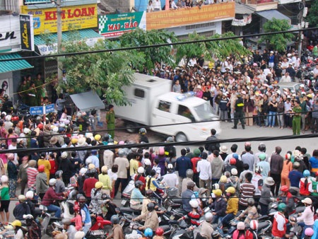 Chủ tiệm vàng bị tống giam vì “cướp” vàng - 1
