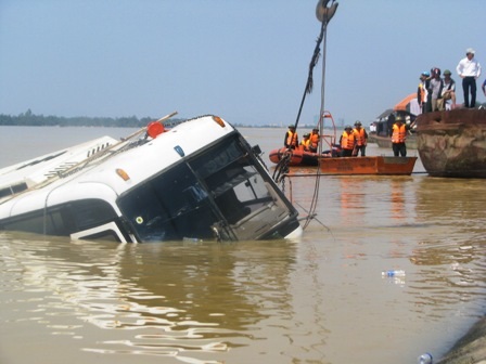 Tìm thấy 2 thi thể nghi là nạn nhân vụ xe khách bị lũ cuốn - 1