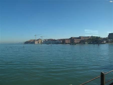 Venice - sông nước hữu tình - 1 Venice nhìn từ trên tàu hoả khi du khách sắp đặt chân đến thành phố kỳ quan trên nước.