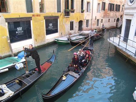 Venice - sông nước hữu tình - 13 Cách duy nhất để du khách có thể khám phá hết thành phố Venice đó là đi thuyền hoặc đi bộ.