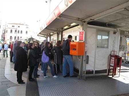 Venice - sông nước hữu tình - 2 Du khách xếp hàng mua vé tàu thuỷ tham quan thành phố.