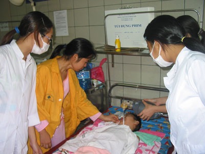 Em Mừng vẫn còn phụ thuộc vào máy thở - 1