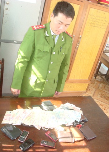 Bắt quả tang 18 con bạc đang say sưa sát phạt - 1