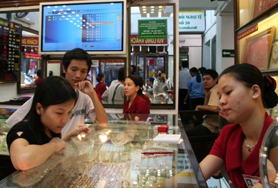 Vàng và USD lập thêm kỷ lục về giá - 1