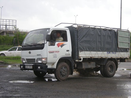 “Hố đen” giăng bẫy trên quốc lộ 1A - 3 “Hố đen” giăng bẫy trên quốc lộ 1A - 3