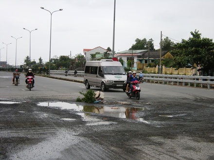 “Hố đen” giăng bẫy trên quốc lộ 1A - 4 “Hố đen” giăng bẫy trên quốc lộ 1A - 4