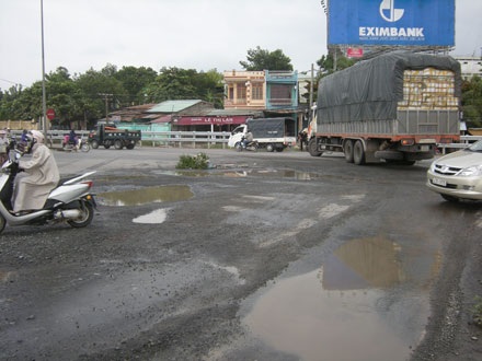 “Hố đen” giăng bẫy trên quốc lộ 1A - 2 “Hố đen” giăng bẫy trên quốc lộ 1A - 2