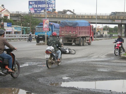 “Hố đen” giăng bẫy trên quốc lộ 1A - 1 “Hố đen” giăng bẫy trên quốc lộ 1A - 1
