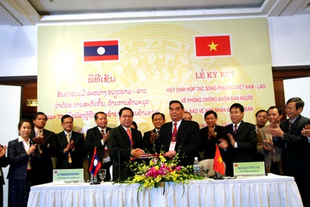 Việt Nam - Lào ký kết Hiệp định phòng chống mua bán người - 1 Việt Nam - Lào ký kết Hiệp định phòng chống mua bán người - 1