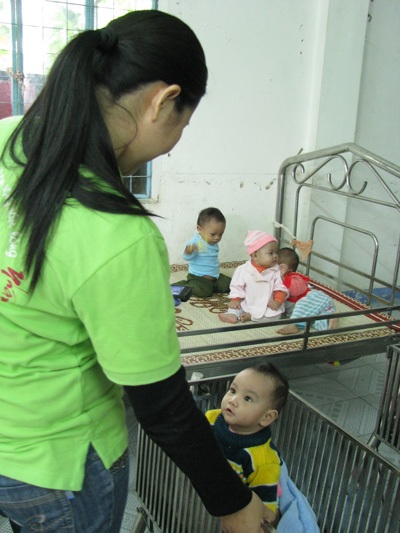 Các mẹ của Nhân Ái mang yêu thương đến trẻ mồ côi huyện Quế Sơn - 2 Các mẹ của Nhân Ái mang yêu thương đến trẻ mồ côi huyện Quế Sơn - 2