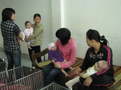Các mẹ của Nhân Ái mang yêu thương đến trẻ mồ côi huyện Quế Sơn - 1 Các mẹ của Nhân Ái mang yêu thương đến trẻ mồ côi huyện Quế Sơn - 1
