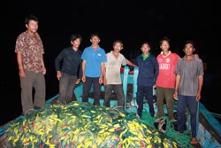 Giải cứu 7 ngư dân gặp nạn giữa biển - 1 Giải cứu 7 ngư dân gặp nạn giữa biển - 1