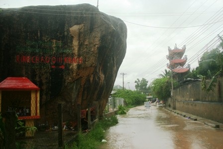Nguy cơ đá từ núi cao lăn xuống nhà dân - 4 Nguy cơ đá từ núi cao lăn xuống nhà dân - 4