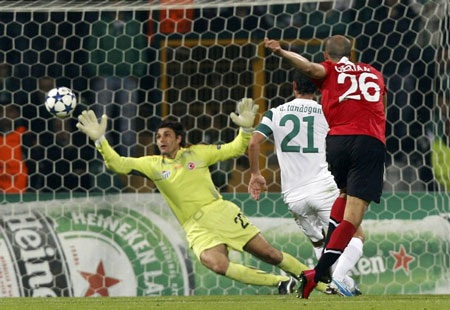 MU đại thắng trên đất Thổ Nhĩ Kỳ - 3